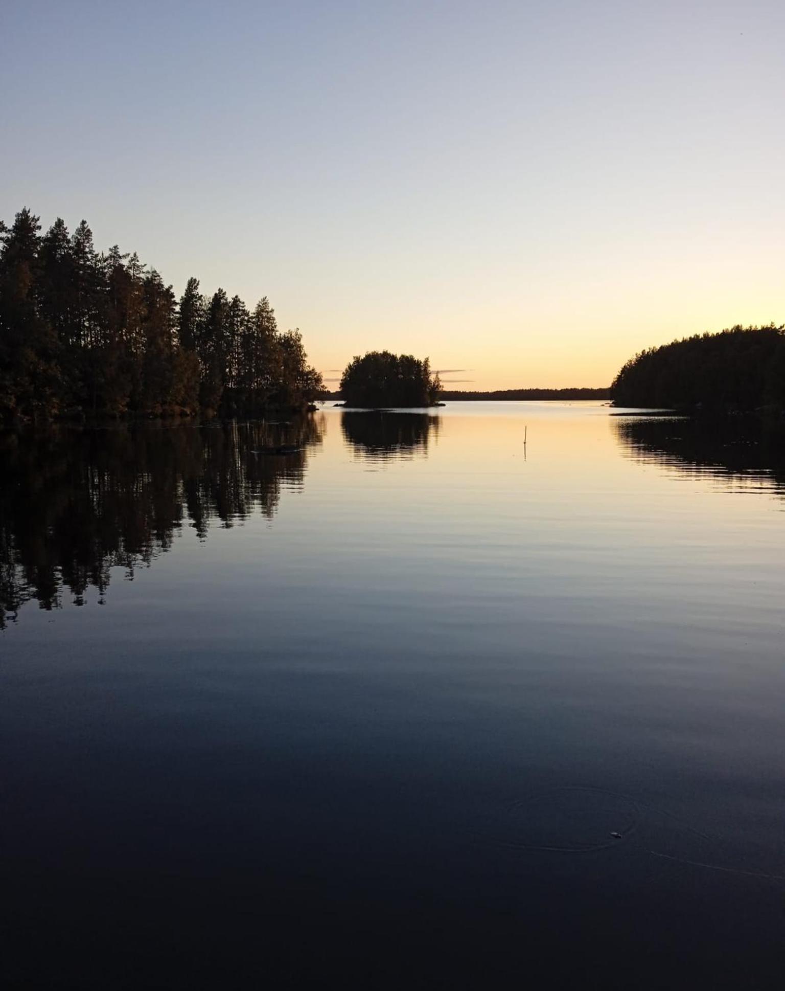 Viihtyisae Hirsimoekki Jaerven Rannalla Siikainen Kültér fotó